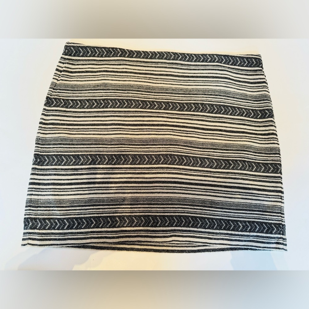 Gap size 4 grey white striped lined mini skirt with arrow design 100% cotton